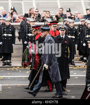 Londra, 12 novembre 2017 il duca di Cambridge, il principe Harry del Galles e S.A.R. il principe Andréj marzo in avanti e per posizionare la loro wrieths a til servizio nazionale del ricordo presso il Cenotafio, Whitehall, Londra. Foto Stock