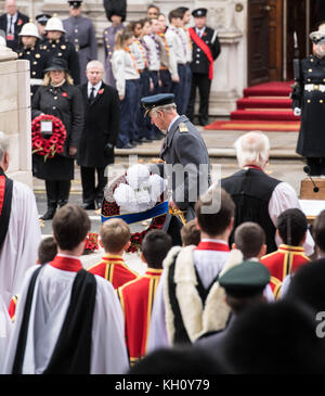 Londra, 12 novembre 2017 S.A.R. il Principe di Galles con la sua corona al servizio nazionale di ricordo presso il Cenotafio, Whitehall, Londra. Foto Stock