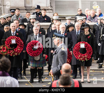 Londra, 12 novembre 2017 S.A.R. il Principe Carlo di fronte jeremy corybyn e il primo ministro al servizio nazionale di ricordo presso il Cenotafio, Whitehall, Londra. Foto Stock