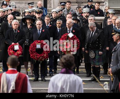 Londra, 12 novembre 2017 politicial senior figure al servizio nazionale di ricordo presso il Cenotafio, Whitehall, Londra. Foto Stock