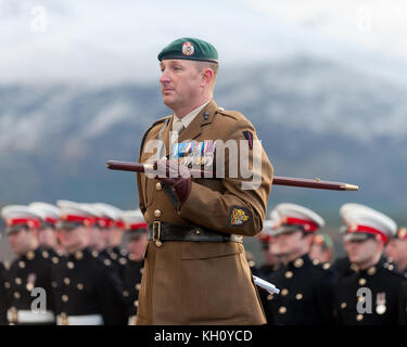 Spean Bridge, Regno Unito. Xii Nov, 2017. 12 novembre 2017 R.U. il ricordo annuale servizio domenicale presso il commando memorial spean bridge è ben frequentato durante una bella giornata autunnale Credito: Kenny Ferguson/Alamy Live News Foto Stock