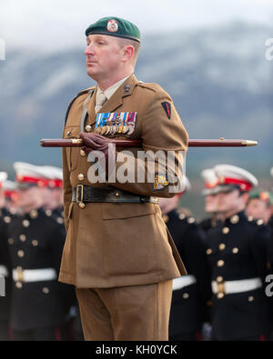 Spean Bridge, Regno Unito. Xii Nov, 2017. 12 novembre 2017 R.U. il ricordo annuale servizio domenicale presso il commando memorial spean bridge è ben frequentato durante una bella giornata autunnale Credito: Kenny Ferguson/Alamy Live News Foto Stock