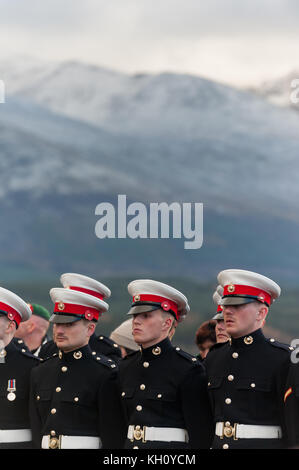 Spean Bridge, Regno Unito. Xii Nov, 2017. 12 novembre 2017 R.U. il ricordo annuale servizio domenicale presso il commando memorial spean bridge è ben frequentato durante una bella giornata autunnale Credito: Kenny Ferguson/Alamy Live News Foto Stock