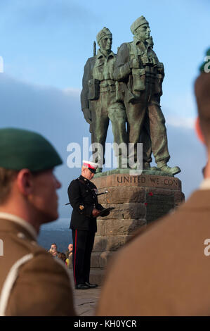 Spean Bridge, Regno Unito. Xii Nov, 2017. 12 novembre 2017 R.U. il ricordo annuale servizio domenicale presso il commando memorial spean bridge è ben frequentato durante una bella giornata autunnale Credito: Kenny Ferguson/Alamy Live News Foto Stock