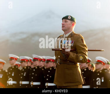 Spean Bridge, Regno Unito. Xii Nov, 2017. 12 novembre 2017 R.U. il ricordo annuale servizio domenicale presso il commando memorial spean bridge è ben frequentato durante una bella giornata autunnale Credito: Kenny Ferguson/Alamy Live News Foto Stock