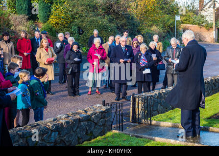 Giorno del Ricordo a East Budleigh - leggere la lista dei caduti. Foto Stock