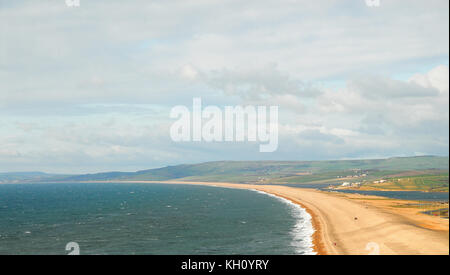 Portland, Dorset, Regno Unito. 12 novembre 2017 - pomeriggio sunshine rastrelli attraverso un chlly chesil beach sul ricordo domenica credito: stuart fretwell/alamy live news Foto Stock