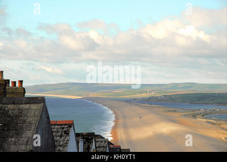 Portland, Dorset, Regno Unito. 12 novembre 2017 - pomeriggio sunshine rastrelli attraverso un chlly chesil beach sul ricordo domenica credito: stuart fretwell/alamy live news Foto Stock