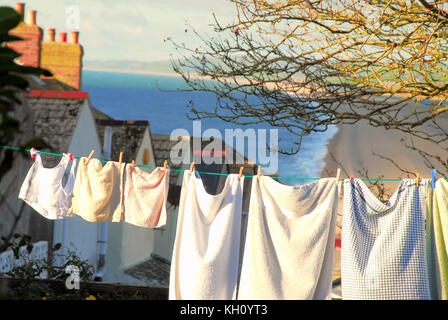 Portland, Dorset, Regno Unito. 12 novembre 2017 - lavaggio appesi ad asciugare, alta sopra Chesil Beach, sulla soleggiata domenica ricordo credito: stuart fretwell/alamy live news Foto Stock