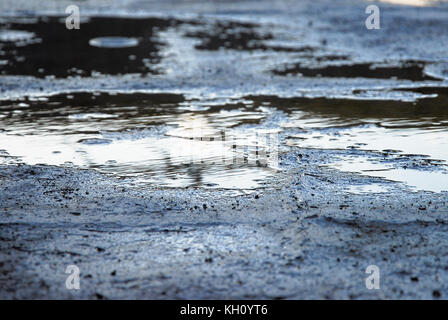 Portland, Dorset, Regno Unito. 12 novembre 2017 - un vento rigido increspature marciapiede pozzanghere in fortuneswell sul ricordo domenica credito: stuart fretwell/alamy live news Foto Stock