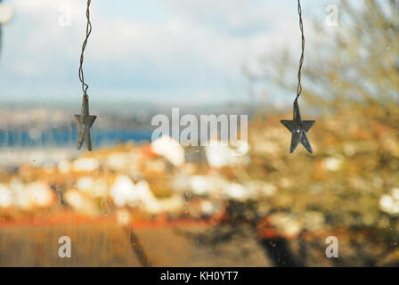 Portland, Dorset, Regno Unito. 12 novembre 2017 - prime luci di Natale guardare come medaglie in una casa di vetro, alta sopra il porto di Portland, sulla soleggiata domenica ricordo credito: stuart fretwell/alamy live news Foto Stock