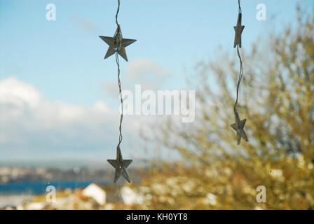 Portland, Dorset, Regno Unito. 12 novembre 2017 - prime luci di Natale guardare come medaglie in una casa di vetro, alta sopra il porto di Portland, sulla soleggiata domenica ricordo credito: stuart fretwell/alamy live news Foto Stock