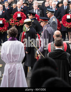 Londra, 12 novembre 2017, Sua altezza reale la principessa Anna e altri membri della famiglia reale di portare loro wrieths foward presso il servizio nazionale di ricordo presso il Cenotafio, Whitehall, Londra. Credito: Ian Davidson/alamy live news Foto Stock