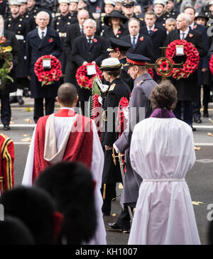 Londra, 12 novembre 2017, Sua altezza reale la principessa Anna e altri membri della famiglia reale di portare loro wrieths foward presso il servizio nazionale di ricordo presso il Cenotafio, Whitehall, Londra. Credito: Ian Davidson/alamy live news Foto Stock