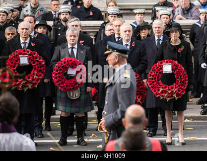 Londra, 12 novembre 2017 il primo ministro con il suo wrieth; Giovanni mjoar, ex pm dietro di lei al servizio nazionale di ricordo presso il Cenotafio, Whitehall, Londra. Credito: Ian Davidson/alamy live news Foto Stock
