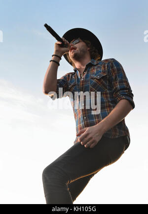 Doheny state Beach, California, USA, 11 novembre 2017 - Thousand Horses, cantante leader, Michael Hobby in esecuzione al Driftwood Festival, Dana Point California - Photo Credit: Ken Howard/Alamy Live News Foto Stock