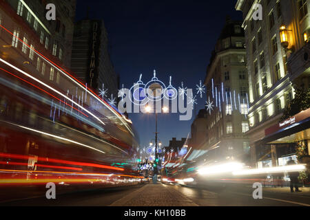 Londra, Regno Unito. Xii nov, 2017. Gli autobus passano sotto le luci di Natale sul filamento al crepuscolo. Credito: roland phillips/alamy live news Foto Stock