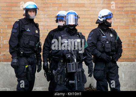 Montreal, Canada. Xii nov, 2017. funzionari di polizia in piena sommossa guardare la marcia su una marcia di protesta contro il razzismo.credit:mario beauregard/alamy live news Foto Stock