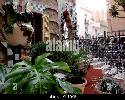 Barcellona, Spagna. 8 Nov 2017. La foto mostra l'ingresso della Casa Vicens dell'artista Gaudí a Barcellona, 8 novembre 2017. La casa del XIX secolo si trasformerà in un museo, aperto per la prima volta il 16 novembre 2017. Credit: Noelia Roman/dpa/Alamy Live News Foto Stock