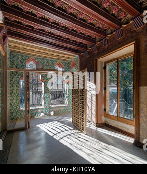 Barcellona, Spagna. 23 Ott 2017. HANDOUT - la foto mostra uno spazio interno nella 'Casa Vicens' (Casa Vicens) dell'artista Gaudí a Barcellona, Spagna, 23 ottobre 2017. La casa del XIX secolo si trasformerà in un museo, aperto per la prima volta il 16 novembre 2017. ATTENZIONE REDATTORI: PER USO EDITORIALE SOLO IN RELAZIONE CON LA SEGNALAZIONE CORRENTE / CREDITO OBBLIGATORIO: FOTO: POL VILADOMS/dpa Credit: Pol Viladoms/Casa Vicens/dpa/Alamy Live News Foto Stock