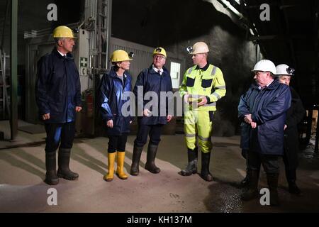 Oberwiesenthal, Germania. 13 novembre 2017. Il primo ministro della Sassonia Stanislaw Tillich (da sinistra a destra), Elke Budenbender, il presidente tedesco Frank-Walter Steinmeier e il direttore dei box Martin Zimmermann che si sono riuniti nella fossa di Niederschlag a Oberwiesenthal, Germania, il 13 novembre 2017. Il presidente Steinmeier è con sua moglie in visita inaugurale di due giorni nello Stato libero di Sassonia. Crediti: Sebastian Kahnert/dpa-Zentralbild/dpa/Alamy Live News Foto Stock