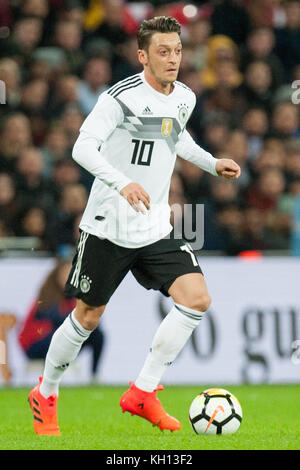 Londra, Grossbritannien. 10 novembre 2017. Mesut OEZIL (Ozil, GER) con palla, Einzelaktion con palla, Aktion, Fussball Laenderspiel, Freundschaftsspiel, Inghilterra (ENG) - Germania (GER) 0:0, am 10.11.2017 a Londra/ Grossbritannien. |utilizzo del credito mondiale: dpa/Alamy Live News Foto Stock