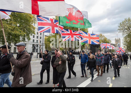 Londra, Regno Unito. Xii Nov, 2017. I deputati del Fronte Nazionale (NF) gruppo di estrema destra a marzo il cenotafio in Whitehall sul ricordo Domenica. Credito: Guy Corbishley/Alamy Live News Foto Stock