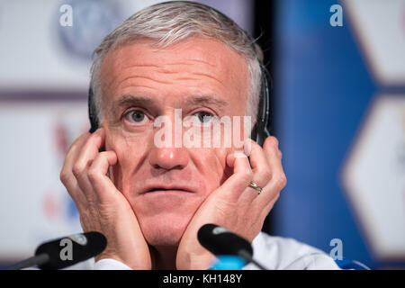 Colonia, Germania. 13 novembre 2017. L'allenatore della nazionale di calcio francese Didier Deschamps si sta occupando durante una conferenza stampa tenutasi a Colonia, in Germania, il 13 novembre 2017. Credito: Marius Becker/dpa/Alamy Live News Foto Stock