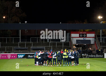 Colonia, Germania. 13 novembre 2017. La nazionale di calcio francese commemora le vittime dell'attentato terroristico di Parigi del 13 novembre 2015 allo stadio Suedstadion di Colonia, in Germania, il 13 novembre 2017. Credito: Marius Becker/dpa/Alamy Live News Foto Stock