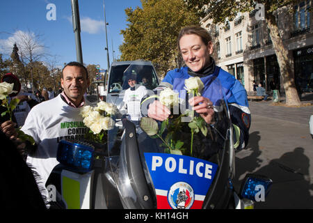 Parigi, Francia. Xiii nov, 2017. place de la Republique a Parigi, musulmani, i cristiani e gli ebrei in Francia si riuniscono in memoria delle vittime degli attentati terroristici a Parigi il 13 novembre 2015. imam hassen chalghoumi e lo scrittore marek halter partecipare in questo mese di marzo contro il terrorismo. un femminile francese è stato dato un fiore di un manifestante musulmano di onorare le vittime. Credito: siavosh hosseini/alamy live news Foto Stock