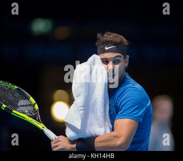 O2, Londra, Regno Unito. 13 novembre 2017. 2° giorno delle finali ATP Nitto, partita serale con seme numero 1 al mondo Rafael Nadal (ESP) vs David Goffin (bel), Goffin vincitore 7-6 (7-5) 6-7 (4-7) 6-4. Credit: Malcolm Park/Alamy Live News. Foto Stock