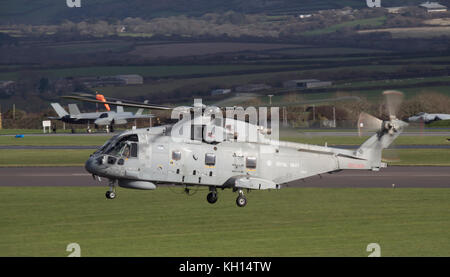 RNAS Cullrose, Cornwall, Regno Unito. 13th Novembre 2017. L'elicottero Merlin MK2 degli RNA Cullrose si solleva per prendere parte al flypast e poi unirsi all'imbarco di più aerei della Royal Navy oggi DEGLI RNA Cullrose. ESERCITAZIONE Kernow Flag che è iniziato. Con una nuova era di 'carrier Aviation' proprio dietro l'angolo, esercizio Kernow Flag aiuterà Cullrose a ottenere 'Carrier Ready' attraverso un programma di volo intensivo e testare l'intera stazione di aria di credito: Bob Sharples / Alamy Live News Foto Stock