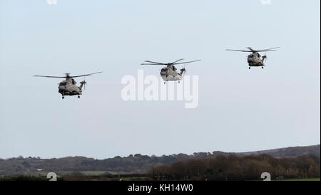 RNAS Cullrose, Cornwall, Regno Unito. 13th Novembre 2017. Merlin MK2 Elicotteri in avvicinamento per atterrare a RNAS Cullrose presso il luogo di imbarco per esercizio Kernow Flag. L'imbarco di più aerei della Royal Navy di RNAS Cullrose oggi. L'esercitazione Kernow Flag è iniziata. Con una nuova era di 'carrier Aviation' proprio dietro l'angolo, esercizio Kernow Flag aiuterà Cullrose a ottenere 'Carrier Ready' attraverso un programma di volo intensivo e testare l'intera stazione di aria di credito: Bob Sharples / Alamy Live News Foto Stock