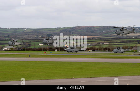 RNAS Cullrose, Cornwall, Regno Unito. 13th Novembre 2017. LE UNITÀ aeronautiche DI RNAS Cullrose conisting di Merlin MK2 e Sea King ASACHelicopters si avvicinano per atterrare sul ponte dummy a RNAS Cullrose insieme a F35B Lightning replica velivolo. L'esercizio è stato quello di simulare un imbarco del gruppo aereo vettore durante l'esercizio Kernow Flag. L'imbarco di più aerei della Royal Navy di RNAS Cullrose oggi. L'esercitazione Kernow Flag è iniziata. Con una nuova era di 'carrier Aviation' proprio dietro l'angolo, esercizio Kernow Flag aiuterà Cullrose a ottenere 'Carrier Ready' attraverso un intenso programma di volo e testare il Foto Stock