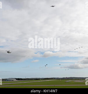 RNAS Cullrose, Cornwall, Regno Unito. 13th Novembre 2017. LE unità aeronautiche DI RNAS Cullrose conisting di Merlin MK2 e Sea King ASAC Helicopters, HawT1 jet e un approccio aereo di Beech KingAir 350 per un sorvolo a RNAS Cullrose. L'imbarco di più aerei della Royal Navy di RNAS Cullrose oggi. L'esercitazione Kernow Flag è iniziata. Con una nuova era di 'carrier Aviation' proprio dietro l'angolo, esercizio Kernow Flag aiuterà Cullrose a ottenere 'Carrier Ready' attraverso un programma di volo intensivo e testare l'intera stazione di aria di credito: Bob Sharples / Alamy Live News Foto Stock