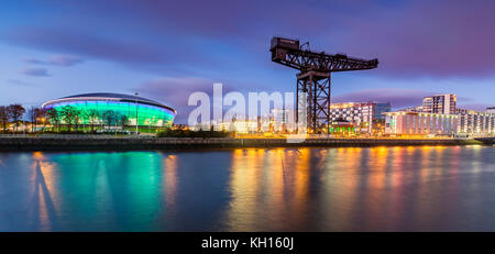 Clyde Arc e Glasgow skyline notturno Foto Stock