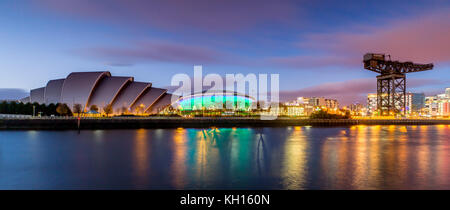 Armadillo, clydeport e glasgow skyline notturno Foto Stock