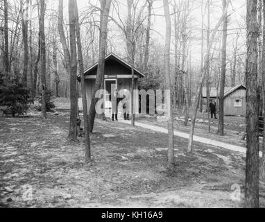 Il presidente John F. Kennedy (centro sinistra) Cerca consigli da parte di ex Presidente Dwight D. Eisenhower per quanto riguarda la crisi dei missili cubani, Camp David, MD, 4/22/61. Foto di Abbie Rowe. Foto Stock