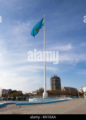 Kazakhstan Business, Bandiera del Kazakistan contro un cielo blu nel vento, bandiera blu del Kazakistan Aktau, Kazakistan, economia del Kazakistan Foto Stock