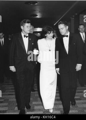 Il presidente John F Kennedy, Jacqueline Kennedy e cognato Sargent Shriver in conversazione al primo premi internazionali la cena di San Giuseppe P Kennedy, Jr Foundation, Washington DC, 12/06/1962. Foto di Abbie Rowe Foto Stock