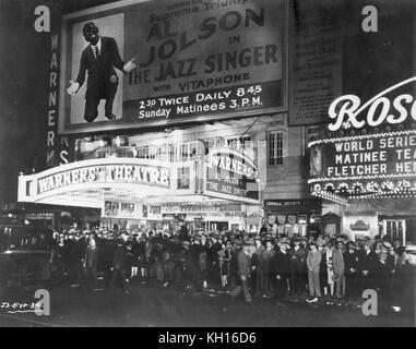 La scena sulla strada fuori il Teatro Warner in apertura del motion picture, la cantante jazz, protagonista Al Jolson, New York, NY, 10/6/1927. Foto Stock