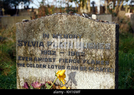 Sylvia Plath Hughes Gravesone, Heptonstall 'in memoria, Sylvia Plath Hughes, 1932-1963, anche tra le fiamme feroci il loto d'oro può essere piantato' Foto Stock