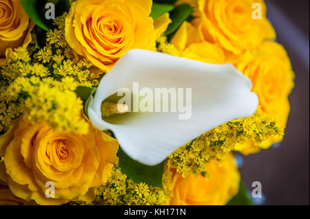 In prossimità di un bel rosa gialla e Giglio Bianco fiore nuziale disposizione Foto Stock