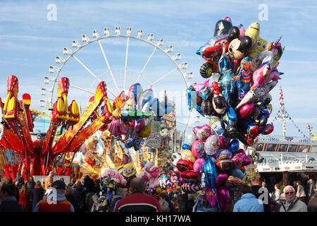 Fair Brema, Brema, Germania, Europa i Luftballons und Riesenrad auf dem Bremer Freimarkt , Brema, Deutschland, Europa Foto Stock