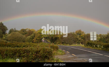 Rainbow su strada vicino a Ardara, Co. Donegal, Irlanda Foto Stock