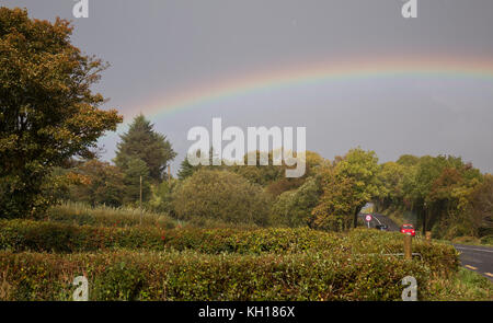 Rainbow su strada vicino a Ardara, Co. Donegal, Irlanda Foto Stock