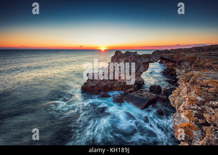 L'Arco - formazione di roccia vicino a Tyulenovo. Una lunga esposizione shot Foto Stock