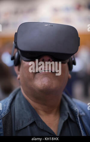Un uomo prova gli occhiali per l'esperienza di realtà virtuale durante l'Innovation Expo presso il Kennedy Space Center Operations and Checkout Building il 1° novembre 2017 a Merritt Island, Florida. (Foto di Frank Michaux via Planetpix) Foto Stock