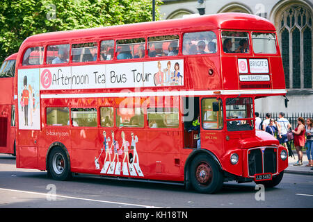 Un rosso autobus Routemaster a Londra fornendo il tè del pomeriggio tour in autobus da Brigit's Bakery. Foto Stock