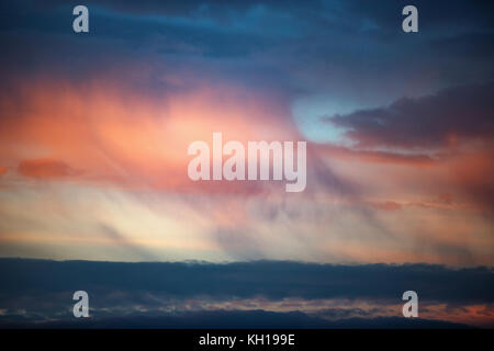 Cloudscape e drammatico cielo blu, sunrise shot Foto Stock